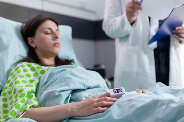 donna malata in convalescenza a letto