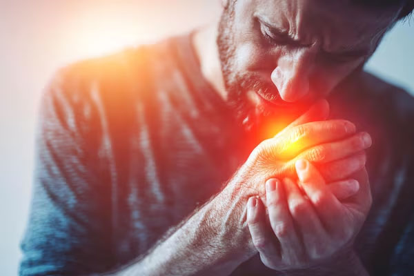 primi piani della persona che si tiene per mano su uno sfondo rosso