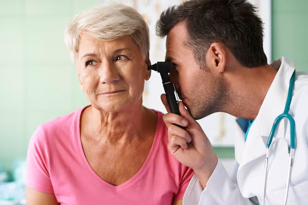 Il medico esamina l'ano di una donna anziana