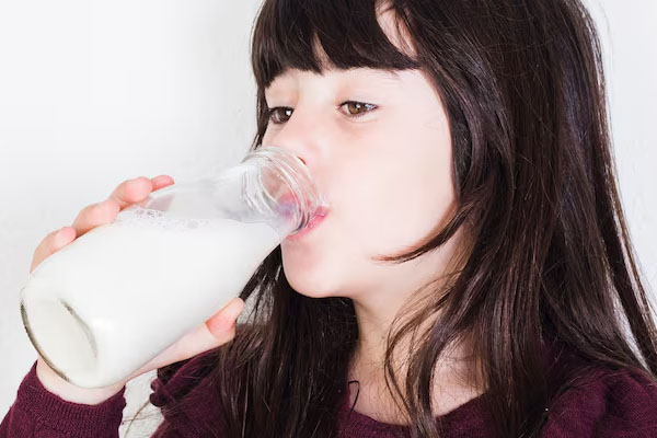 La mia bambina beve il latte direttamente dal cartone