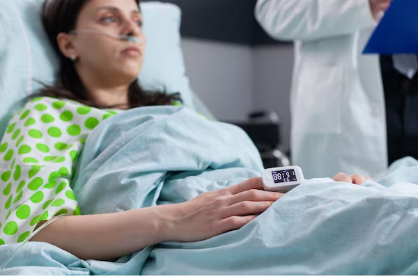 donna nel letto d'ospedale