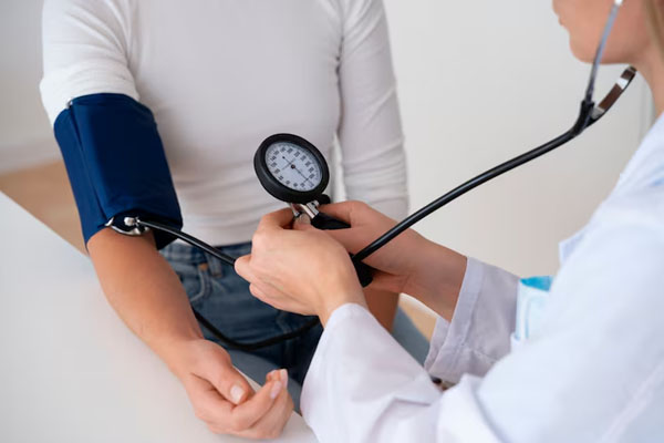 Primo piano di un medico che misura la pressione sanguigna