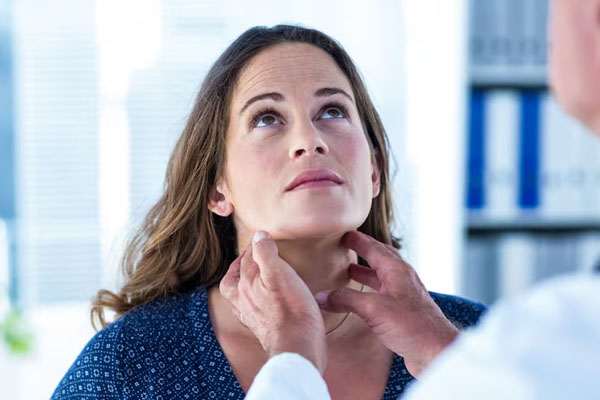 donna sottoposta a visita medica