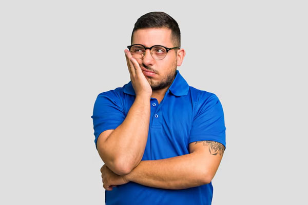 uomo preoccupato su sfondo bianco