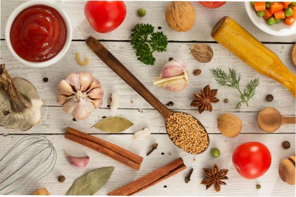 Platos con ajo, cebolla y otras especias, resaltando los alimentos que afectan el aliento