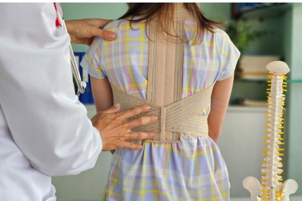 Medico che esamina la zona lombare del paziente