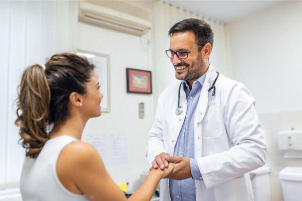 Paziente in visita medica che riceve indicazioni