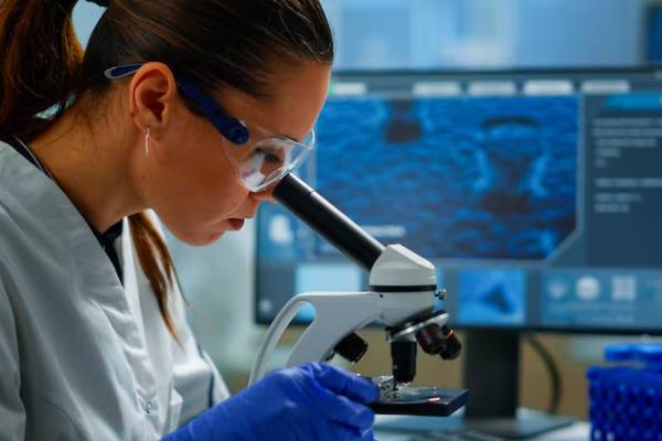Ricercatore di laboratorio che analizza modelli molecolari per lo sviluppo di terapie farmacologiche