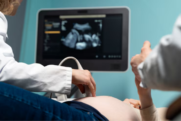 Ultrasound che mostra anomalie fetali associate alla sindrome di Patau