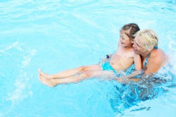Foto di terapia riabilitativa con bambini e terapisti