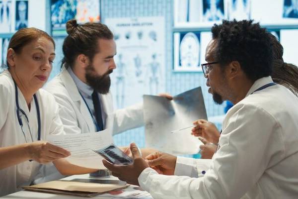 Medici che analizzano un caso clinico di Sindrome di Apert