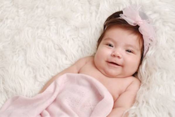 Immagine di un bambino con facies caratteristica di Angelman