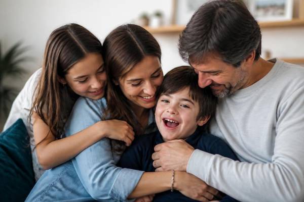 Immagine di una famiglia che si prende cura di un bambino con Angelman