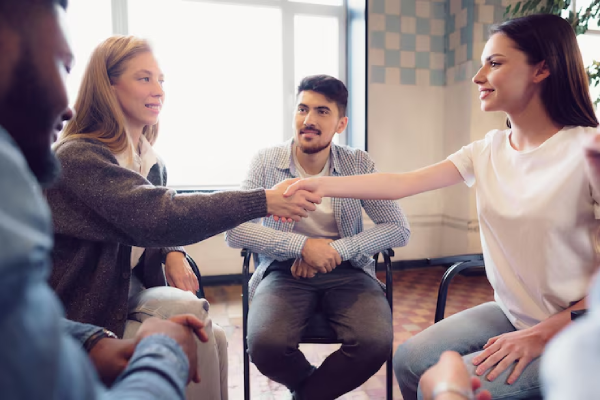 Gruppo di persone che si sostengono a vicenda