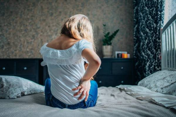 Immagine che mostra un bambino con infiammazione articolare e difficoltà di movimento