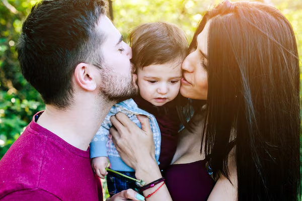 Famiglia che si prende cura di un bambino con sindrome di Patau, simbolo di supporto e amore