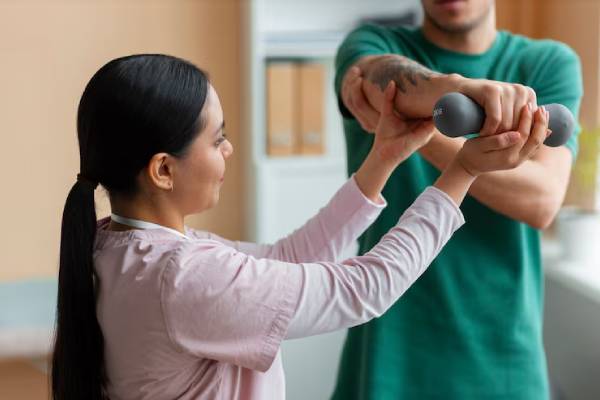 Paziente sottoposto a fisioterapia sotto la supervisione di un professionista
