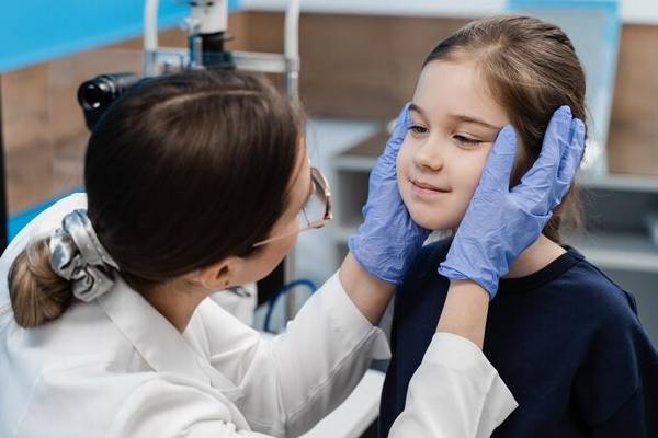 Valutazione neurologica facciale di un paziente da parte di un medico