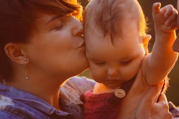 Famiglia che si sostiene a vicenda dopo una diagnosi di sindrome di Rett