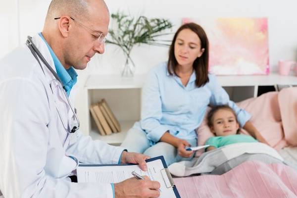 Operatori sanitari che forniscono supporto a una bambina con sindrome di Rett e alla sua famiglia