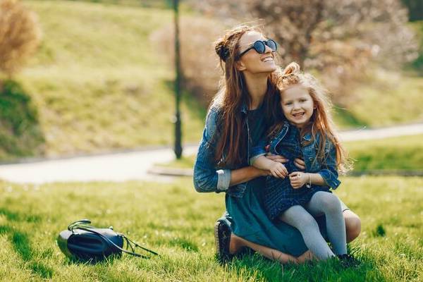 Bambina affetta da sindrome di Rett che si gode un momento di gioco con la madre