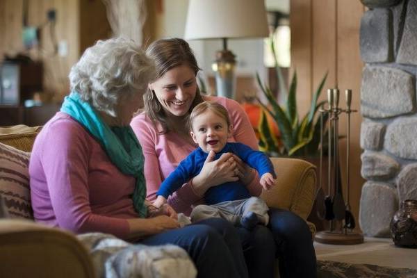 Famiglia e caregiver che supportano una persona con sindrome di Moebius