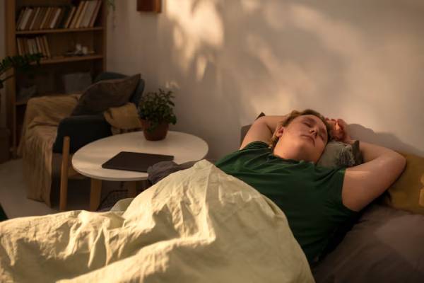 Persona che dorme profondamente, rappresentando i sintomi di ipersonnia nella sindrome di Kleine-Levin